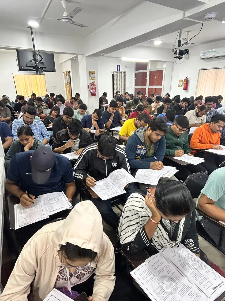 Students studying together at SRIAS