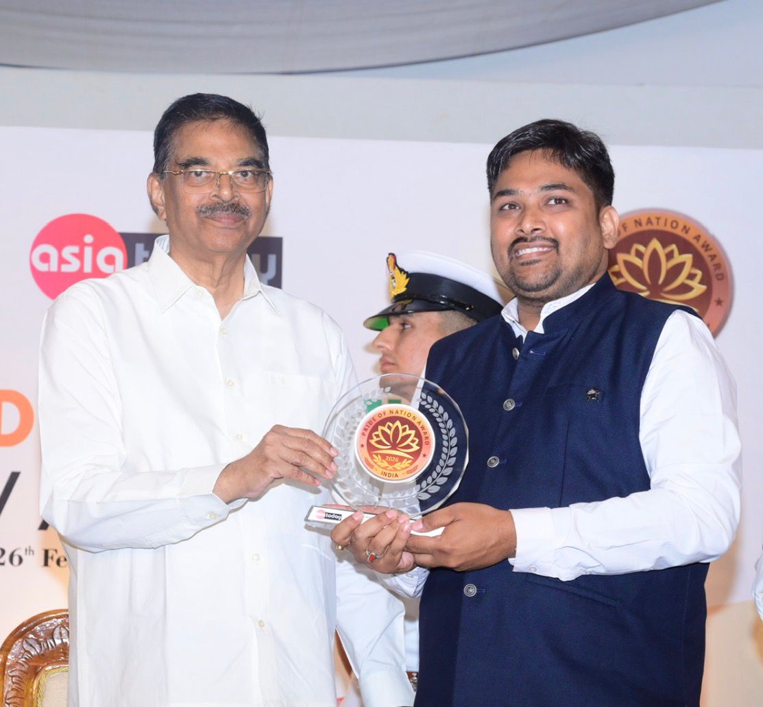 SRIAS Teacher Teaching Students